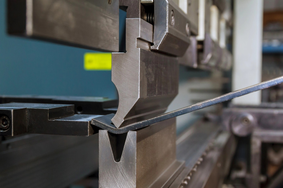 Bending sheet metal with a hydraulic bending machine